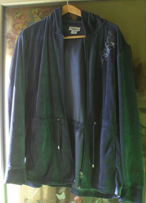 Veste gilet � capuche T 50/52. 20 Montreuil (93)