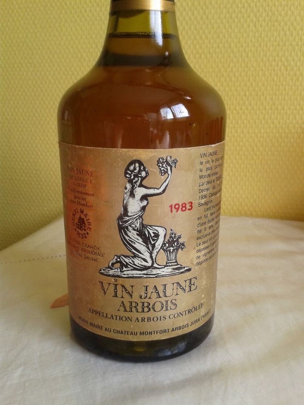 bouteille de vin jaune Arbois 1983 Cuisine