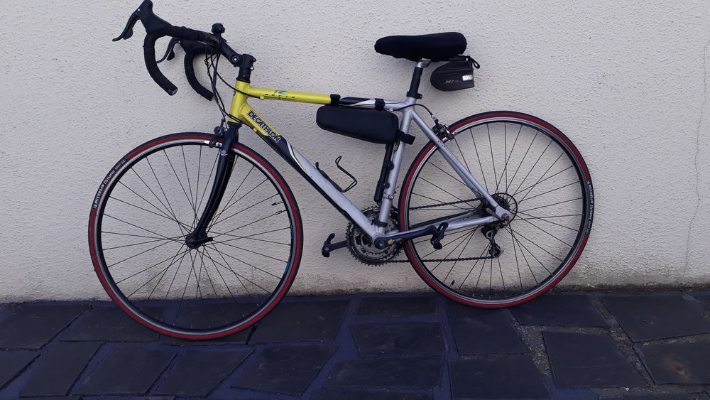 v&egrave;lo de route en bon &eacute;tat de marque DECATHLON Vélos