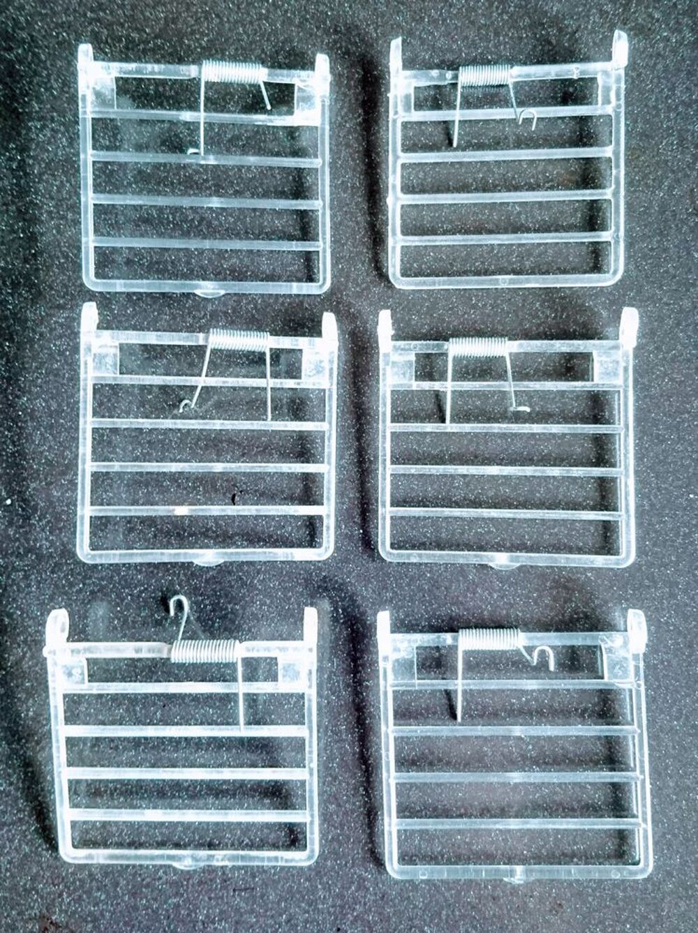   Clapet transparent à barreaux verticaux pour mangeoires  