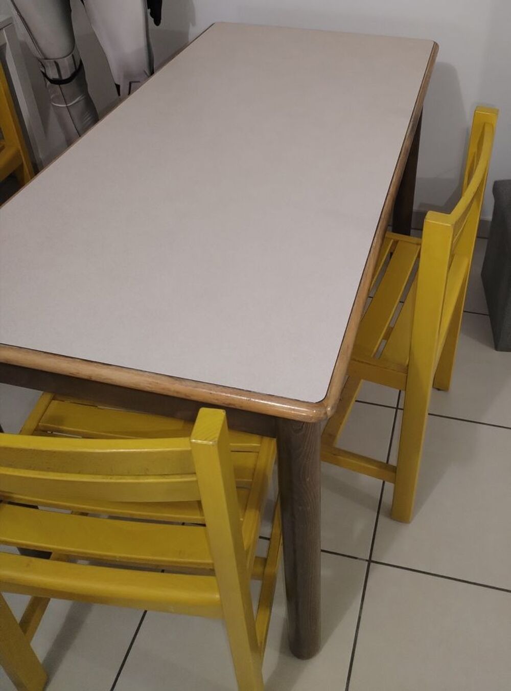 Table et 2 chaises Meubles
