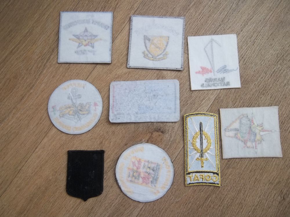 lot 9 &eacute;cussons collection militaire insignes 