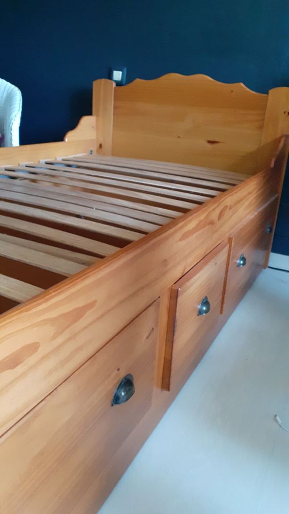 Lit bateau avec tiroir.En bois de tr&egrave;s bonne qualit&eacute;. Meubles