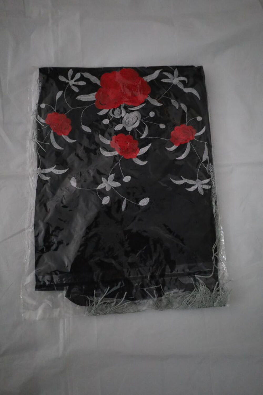 Ch&acirc;le Espagnol Multicouleur Noir Gris Rouge Vêtements