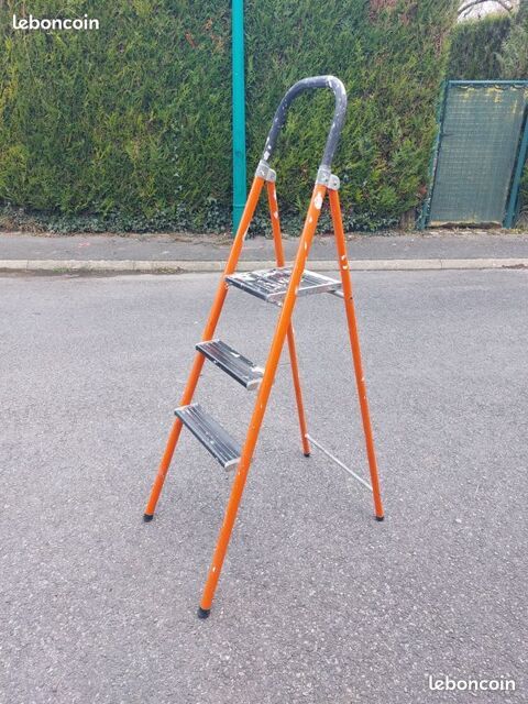 escabeau repliable 3 Marches
*Tr�s robuste 25 Tinqueux (51)