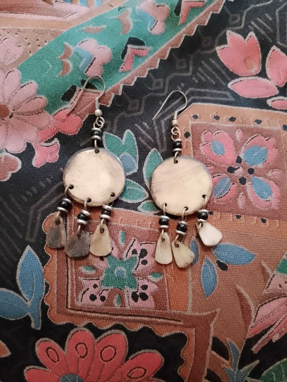 boucles d'oreilles en cornes marrons sur m&eacute;tal argent&eacute;. Bijoux et montres