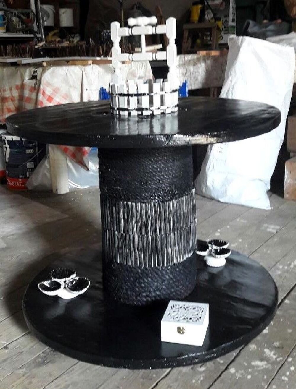 Touret noir &agrave; roulettes avec d&eacute;corations. Décoration