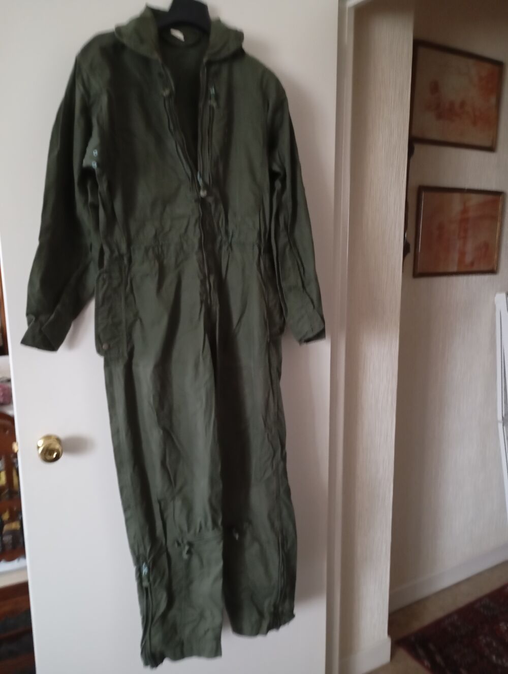 Deux combinaisons de pilote d'h&eacute;licopt&egrave;re Vtements