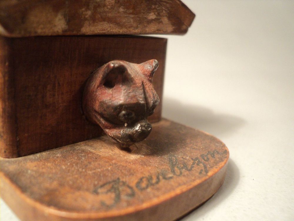 Ancienne Boite &agrave; Timbres Niche Chien Bouledogue 