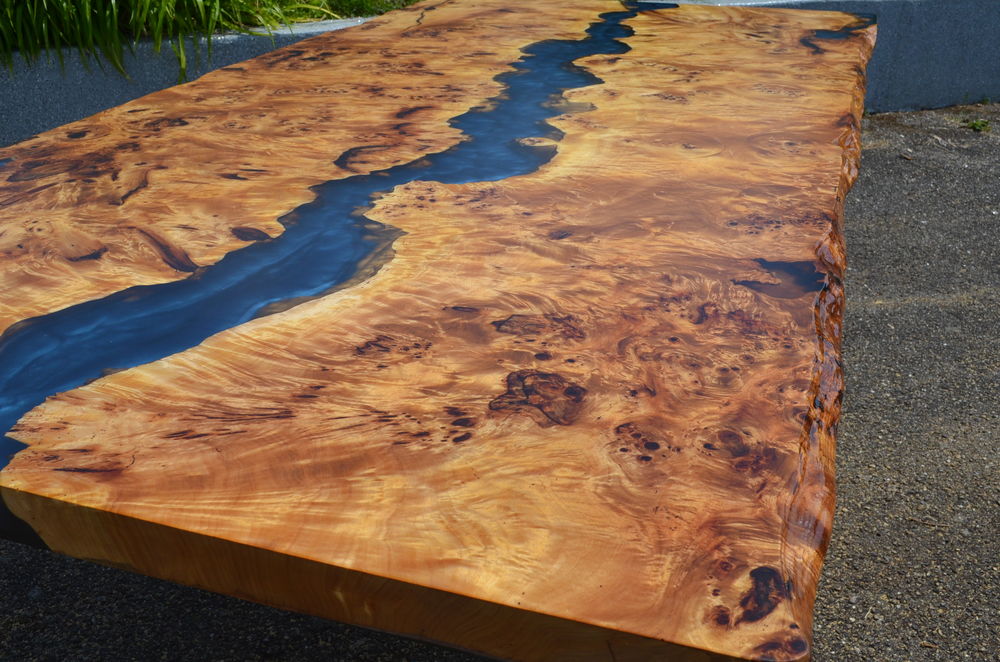 Table &agrave; manger "neuve" en r&eacute;sine et loupe de Peuplier Meubles