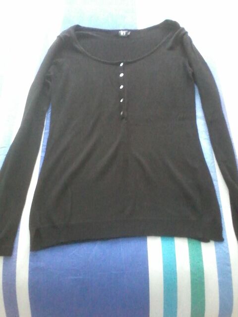 Pull arrondie devant avec boutons neuf pour offrir 5 Tourcoing (59)