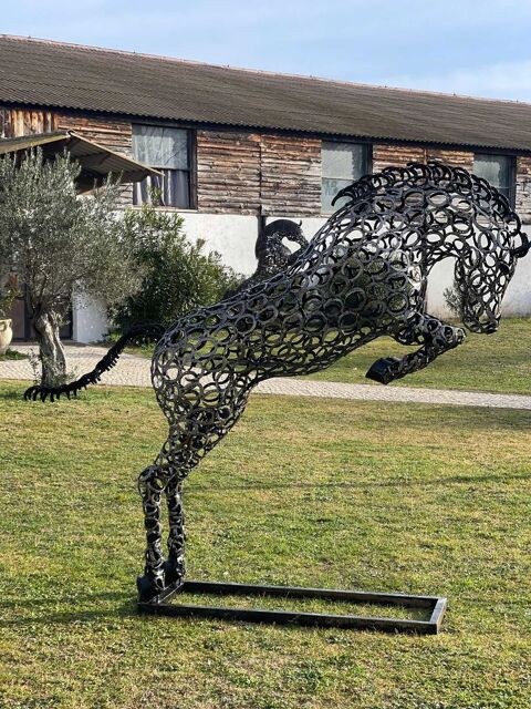sculptures cheval qui saute en fer   cheval 3400 Pierrelatte (26)