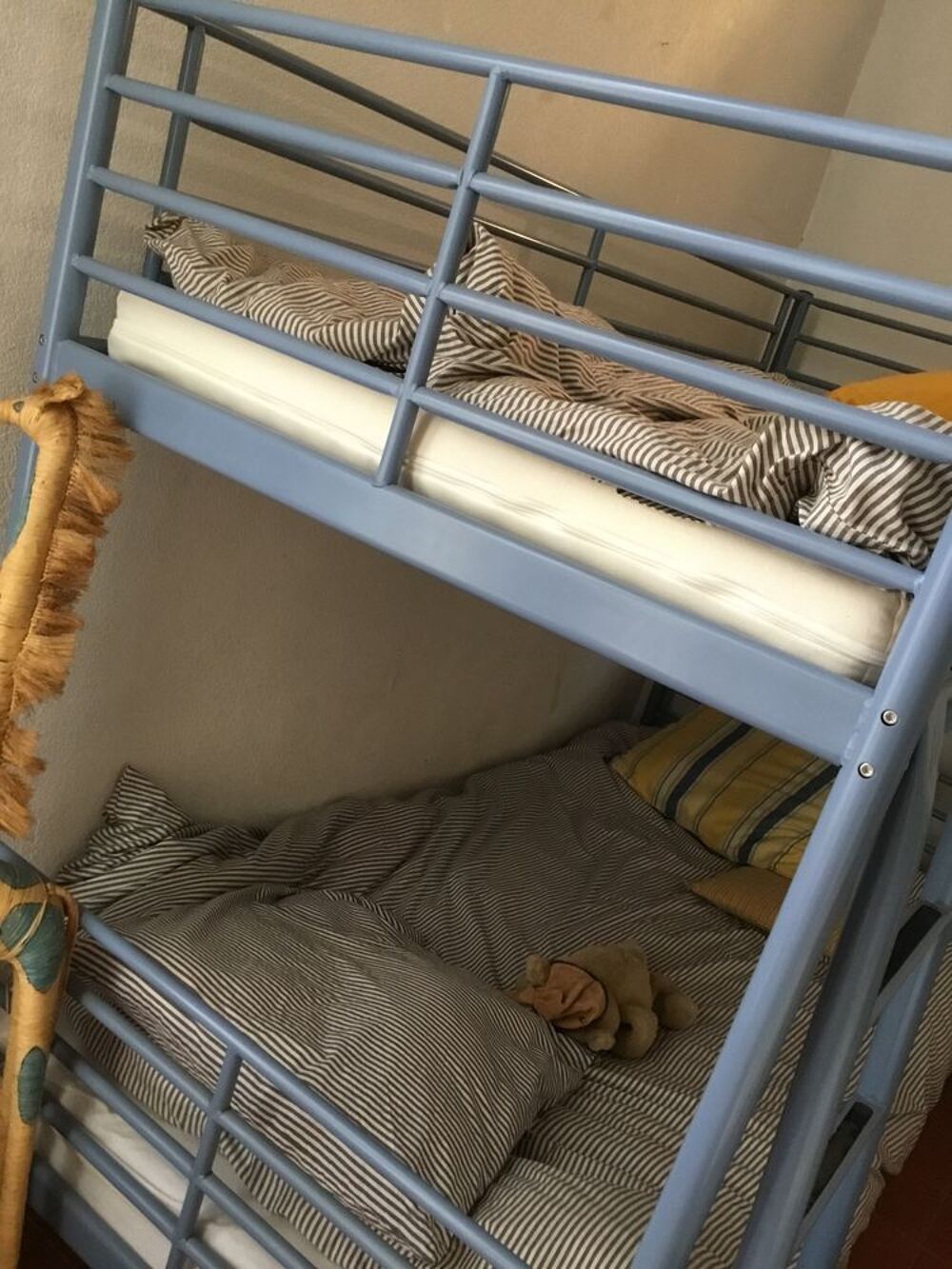 Donne lits superpos&eacute;s et un lit ainsi que deux matelas 
Mobilier enfants