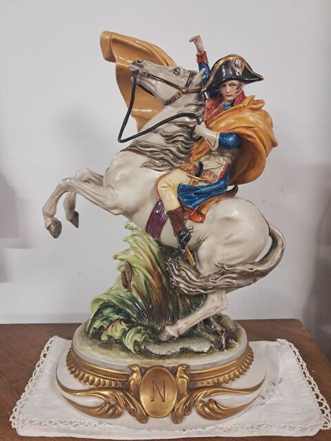 Statue, sujet repr�sentant Napol�on en porcelaine italienne 119 Ch�teau-l'�v�que (24)