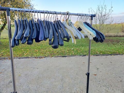 LOT COMPLET de cintres en plastique
7 Mirecourt (88)