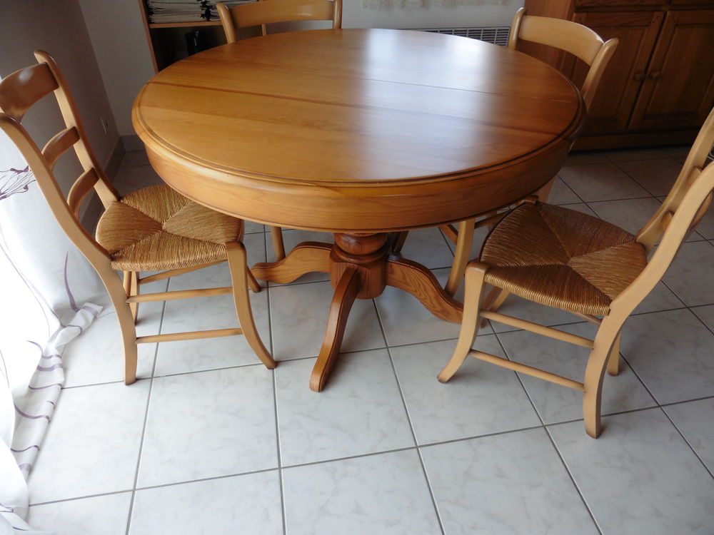 Ensemble vaisselier, table ronde et 4 chaises paill&eacute;es TBE Meubles
