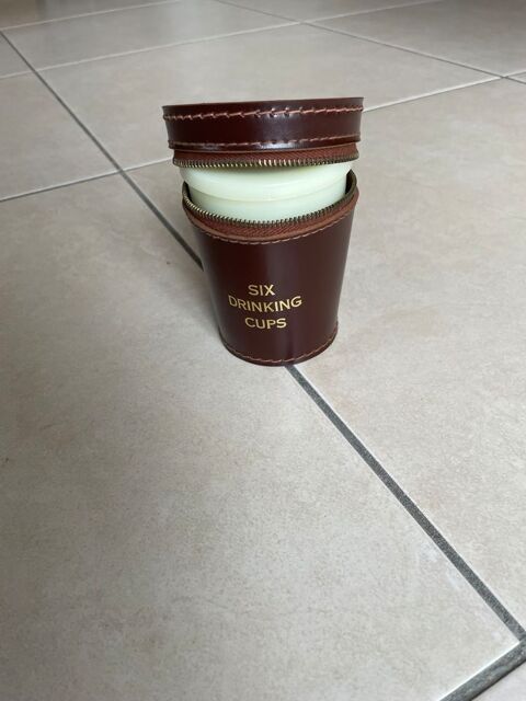 Porte gobelets en cuir 10 Milly-la-Fort (91)