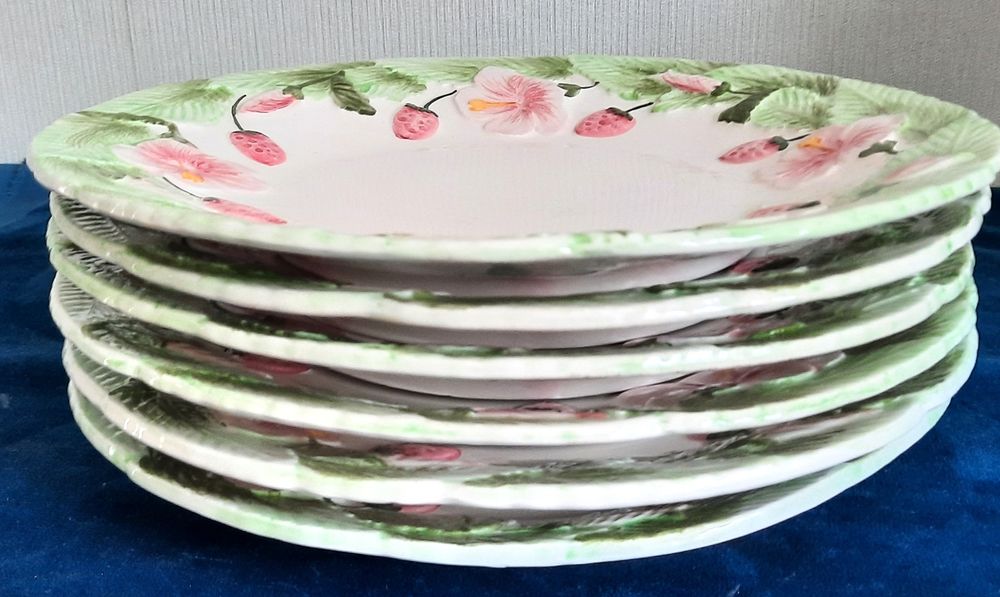 6 Assiettes en barbotine &agrave; d&eacute;cor de fleurs, fraises et feuil Cuisine
