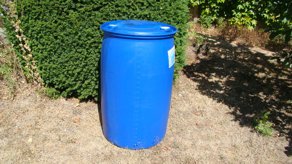 F&ucirc;t / bidon plastique 220 litres 
Bricolage