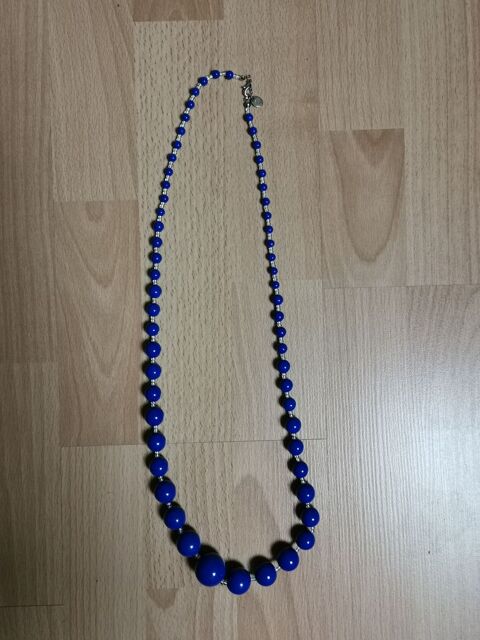 Collier bleu sans marque, jamais porté. 8 Villemomble (93)
