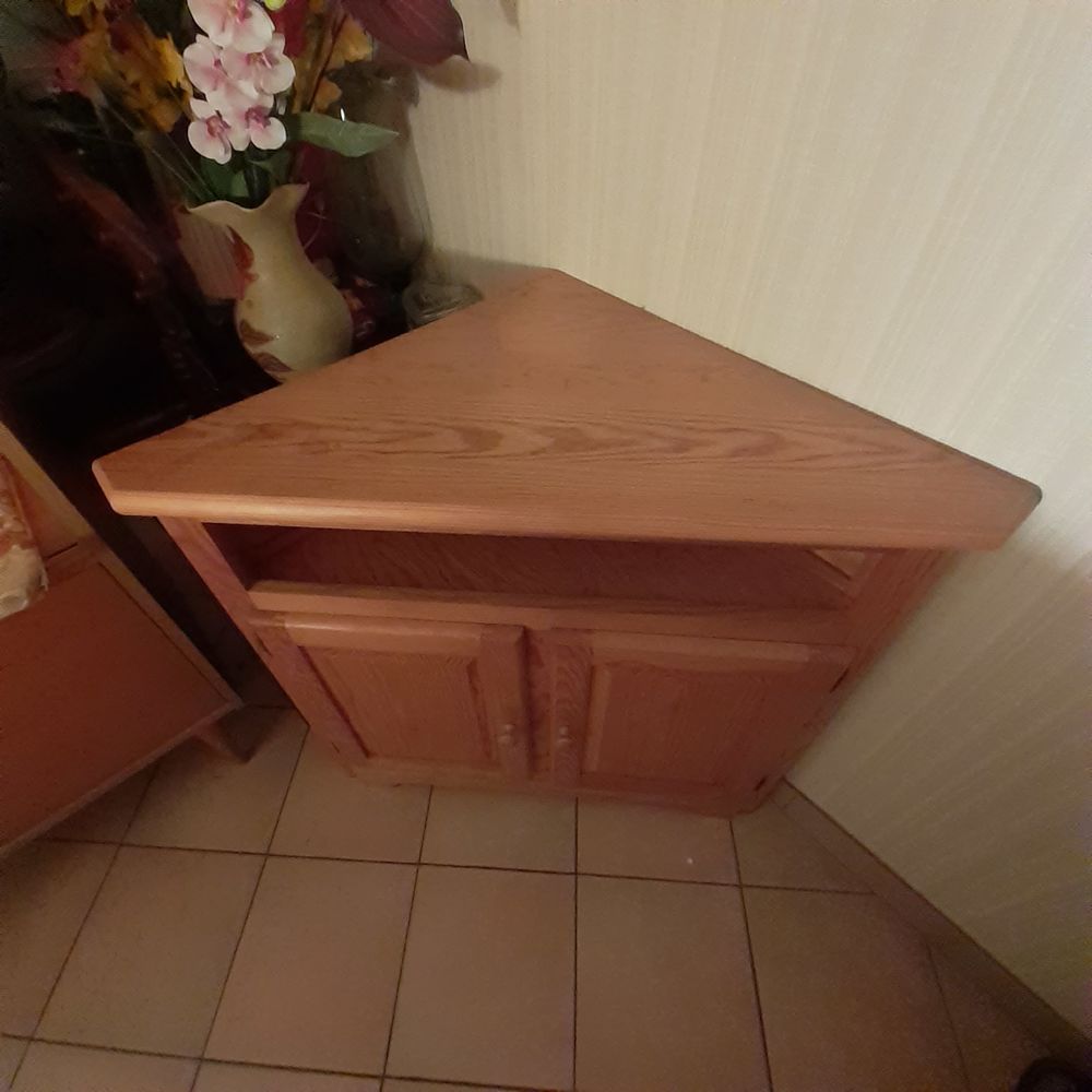 un meuble d'angle en pin clair Meubles
