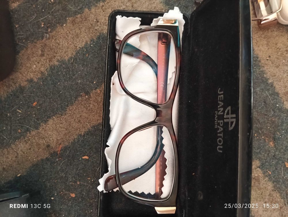 plusieurs paires de lunettes loupe et soleil. Faire offre. 