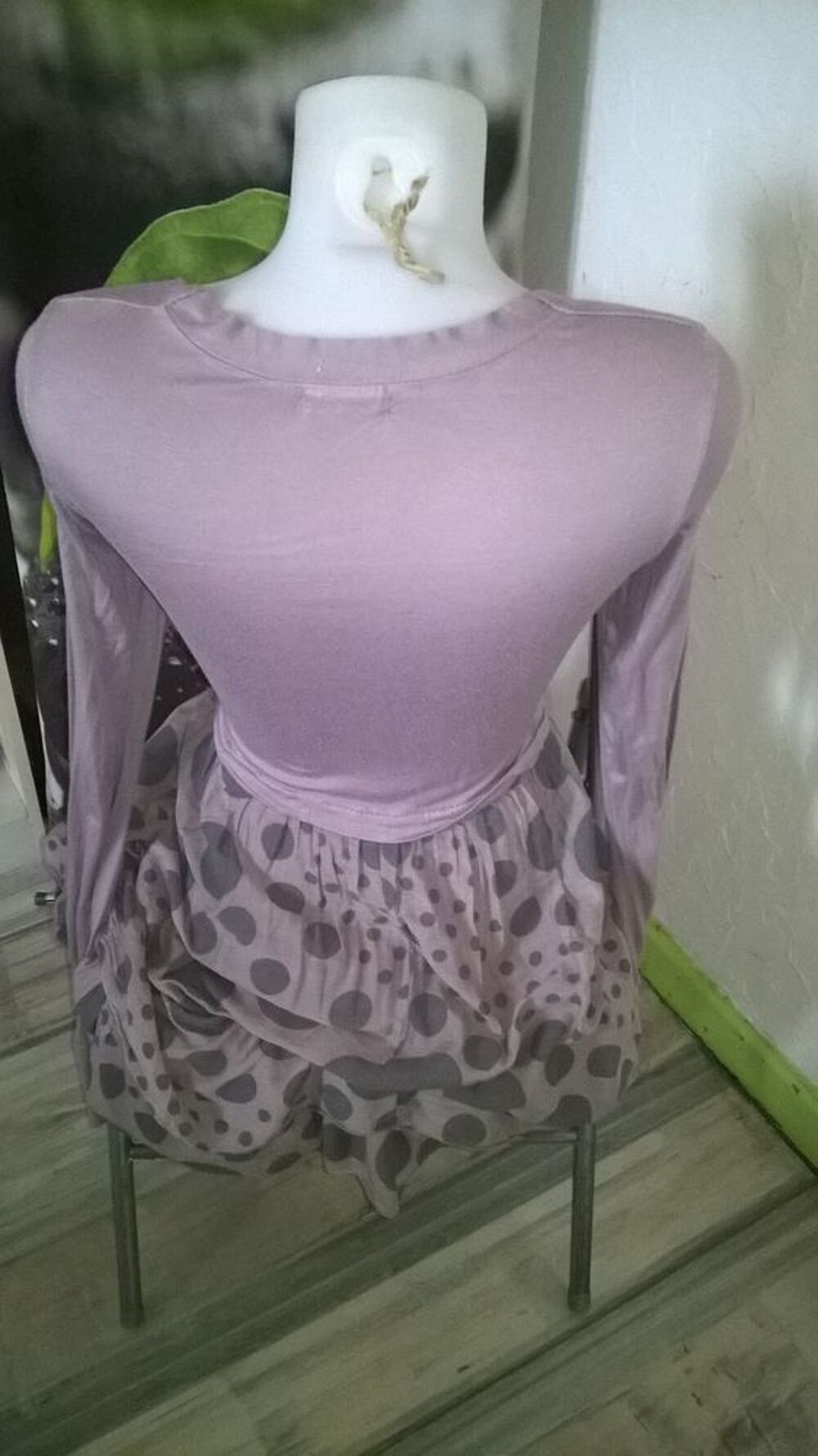 Robe Couleur taupe 
Marque Cache Cache 
Taille S/36 
E
Vêtements