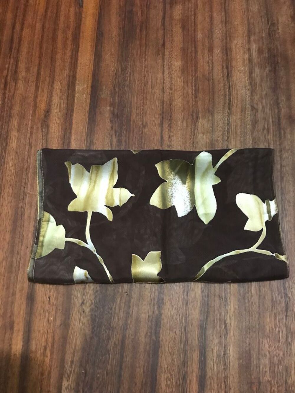 Foulard couleur marron / or motif " Feuilles " Vêtements
