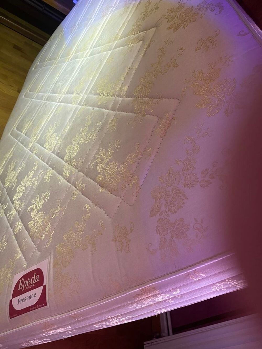 Sommier et Matelas &Eacute;p&egrave;da en tr&egrave;s bon &eacute;tat Meubles