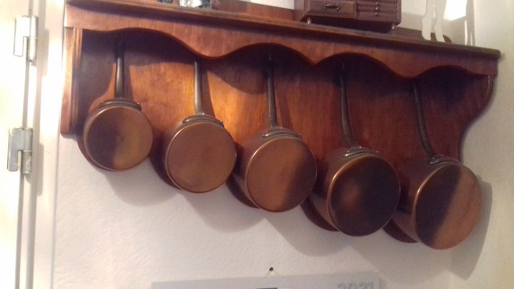 Cinq casseroles en cuivre avec &eacute;tag&egrave;re murale Dcoration