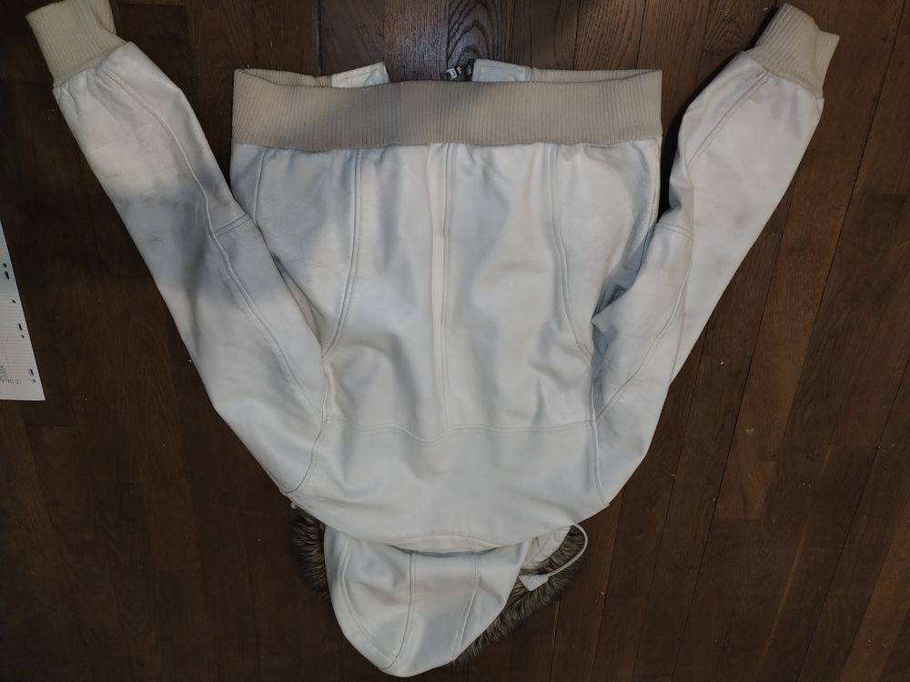 Blouson en cuir v&eacute;ritable blanc (taille L)
Vêtements