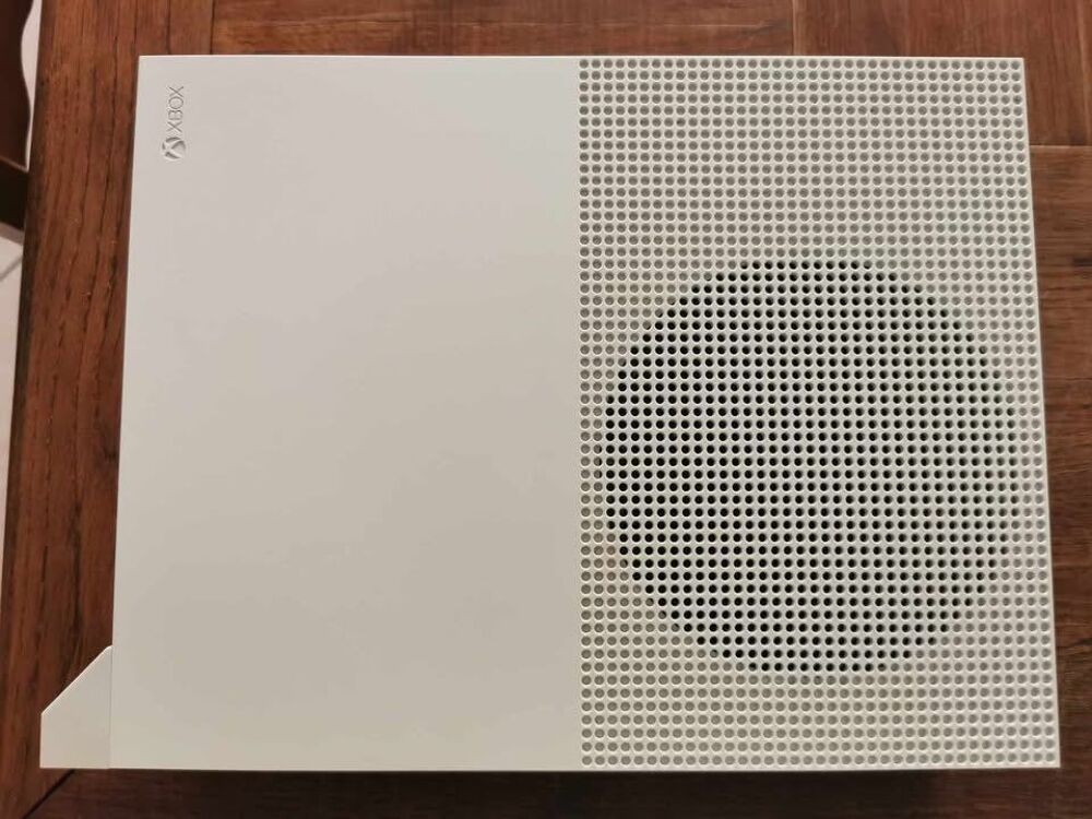 XBox One S 1T Blanche + 6 jeux Consoles et jeux vidos