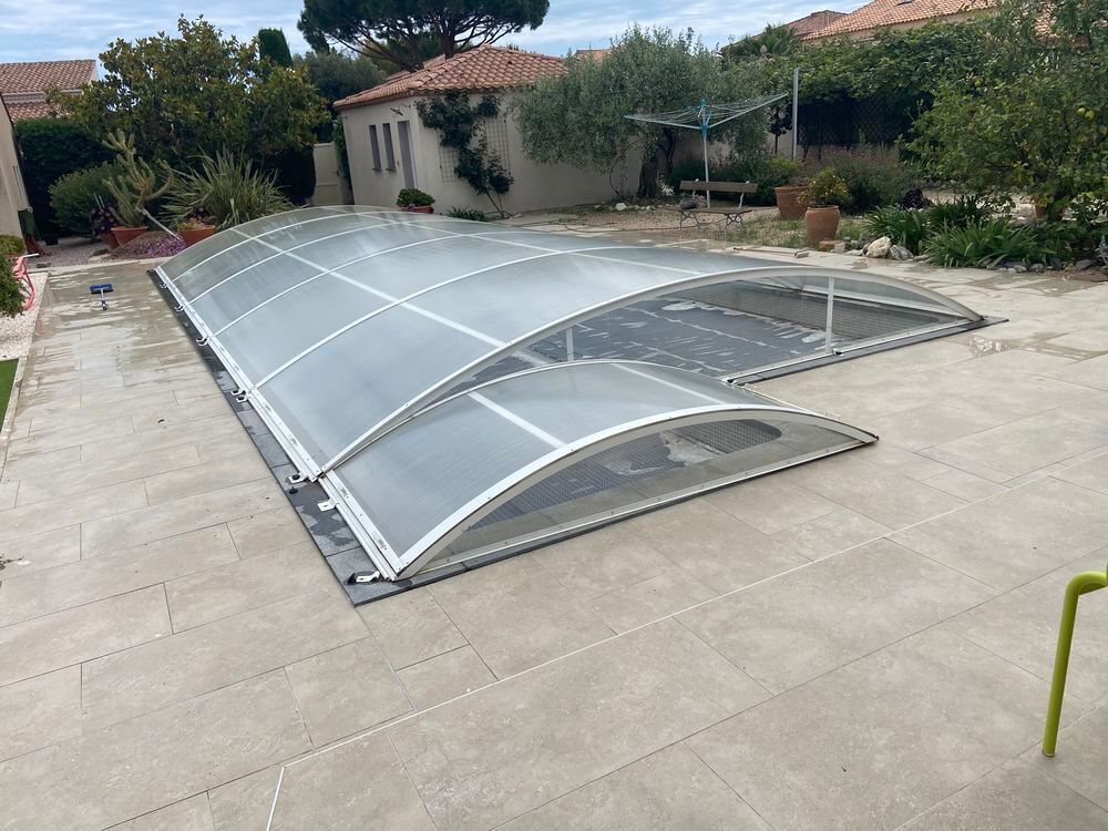 Abri piscine b&acirc;che solaire enrouleur Jardin