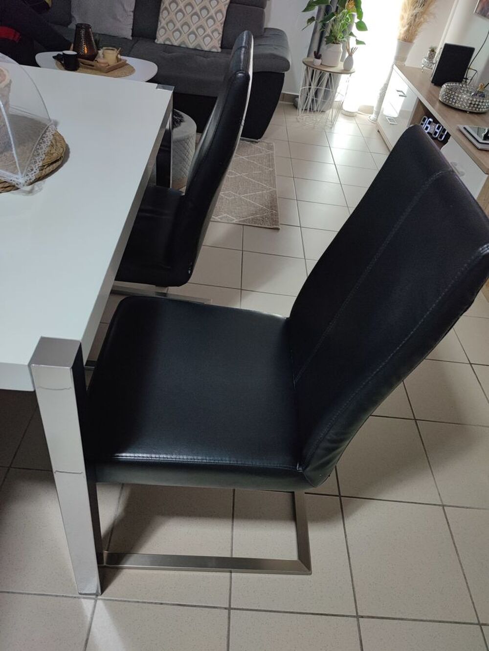 Table laqu&eacute; blanc et chaises Meubles