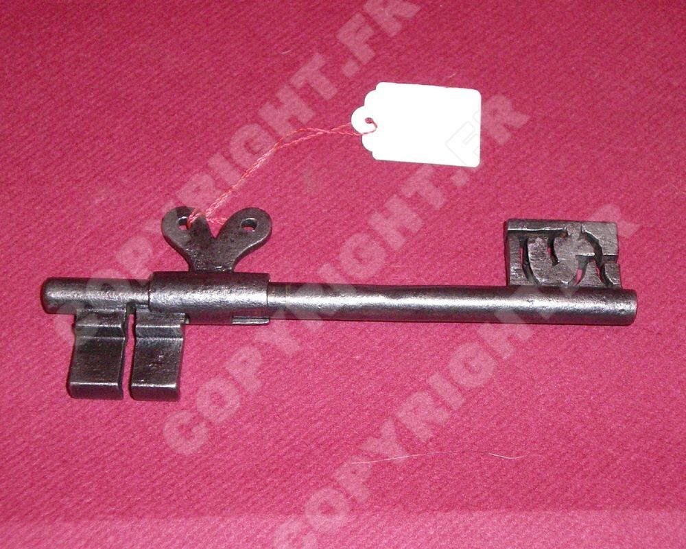 ANCIENNE CLEF DOUBLE A C?UR CHIFFR&Eacute; Z ou 5 