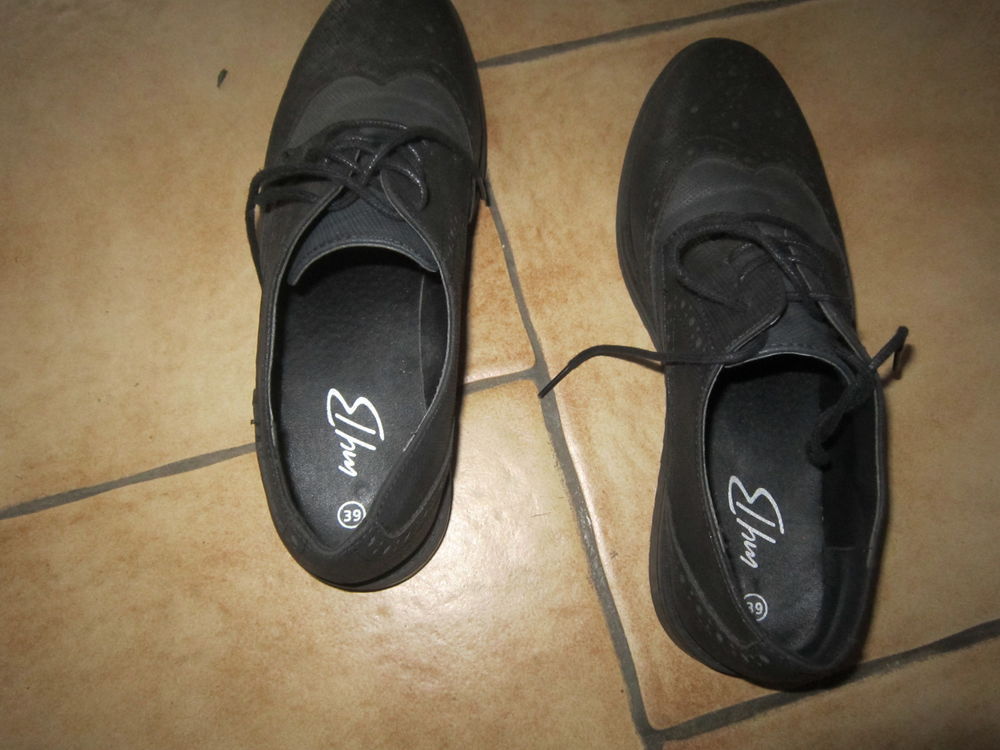 Une paire de chaussures &agrave; lacets Femme Chaussures