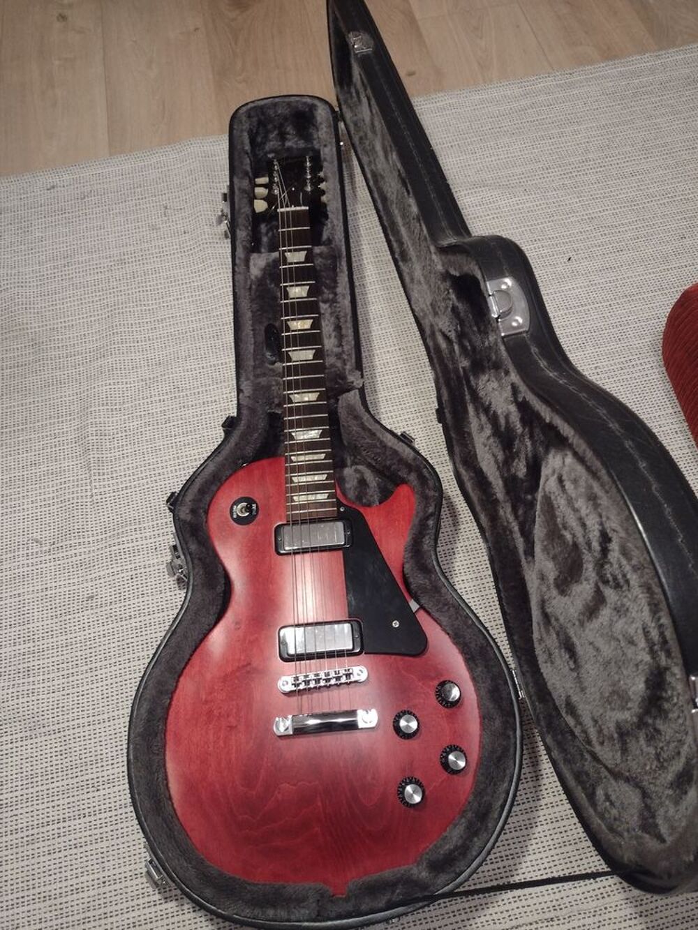 GIBSON Les Paul Studio 70s Tribute 2012 + &eacute;tui Instruments de musique
