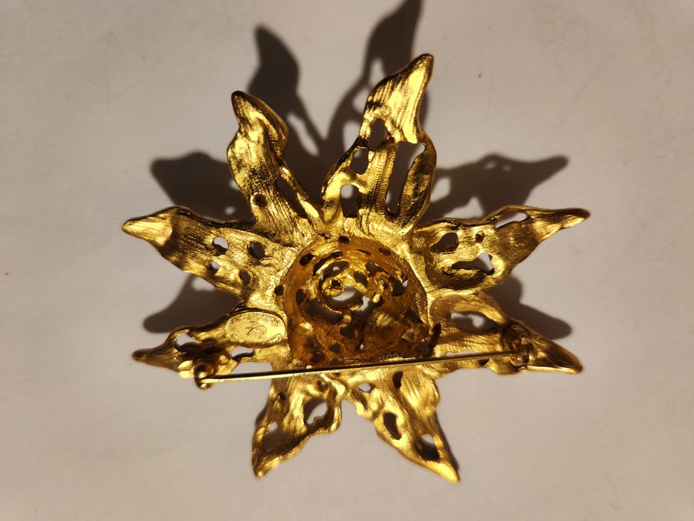 Broche &eacute;toile ajour&eacute;e dor&eacute;e patin&eacute;e Christian LACROIX Bijoux et montres