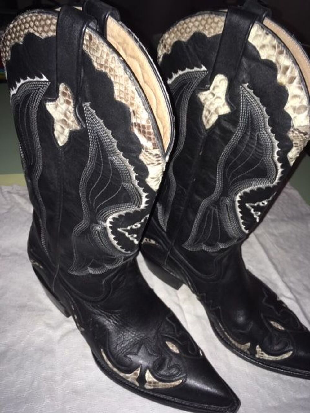 une paire de botte Santiag Chaussures