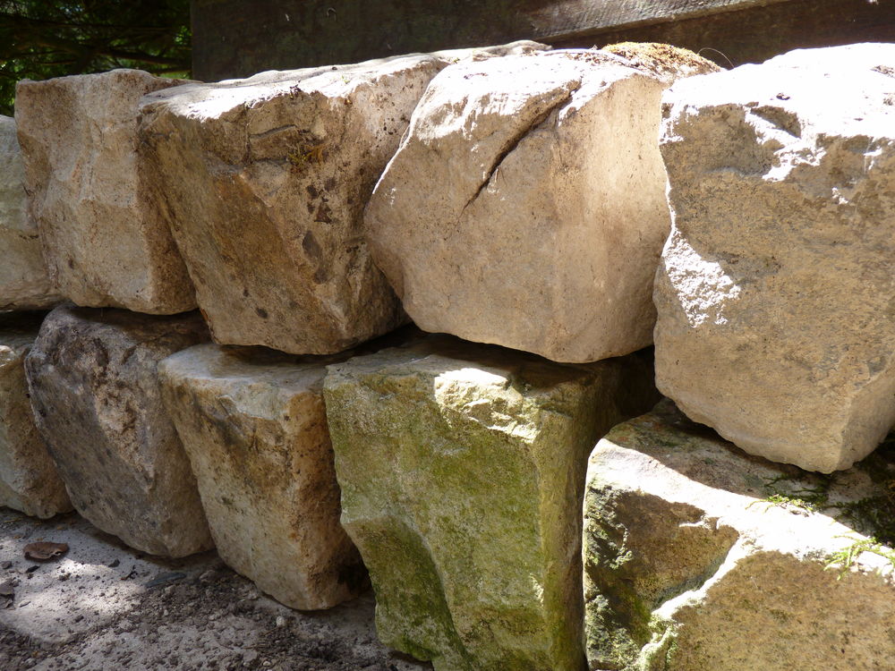 bordures en pierre pleine masse beige pour am&eacute;nagement ext&eacute;r Jardin