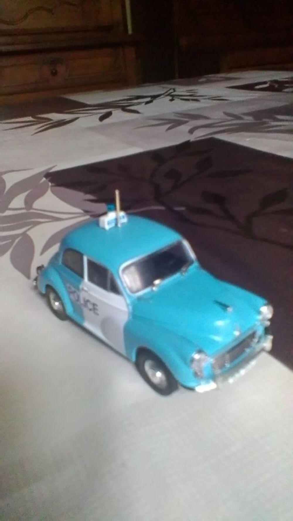 Voiture miniature Morris minor de la police 