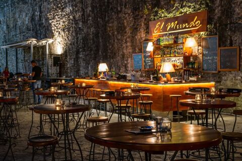 RESTAURANT DE GRAND CHARME A CEDER AU CENTRE D'ARLES 328800 13200 Arles