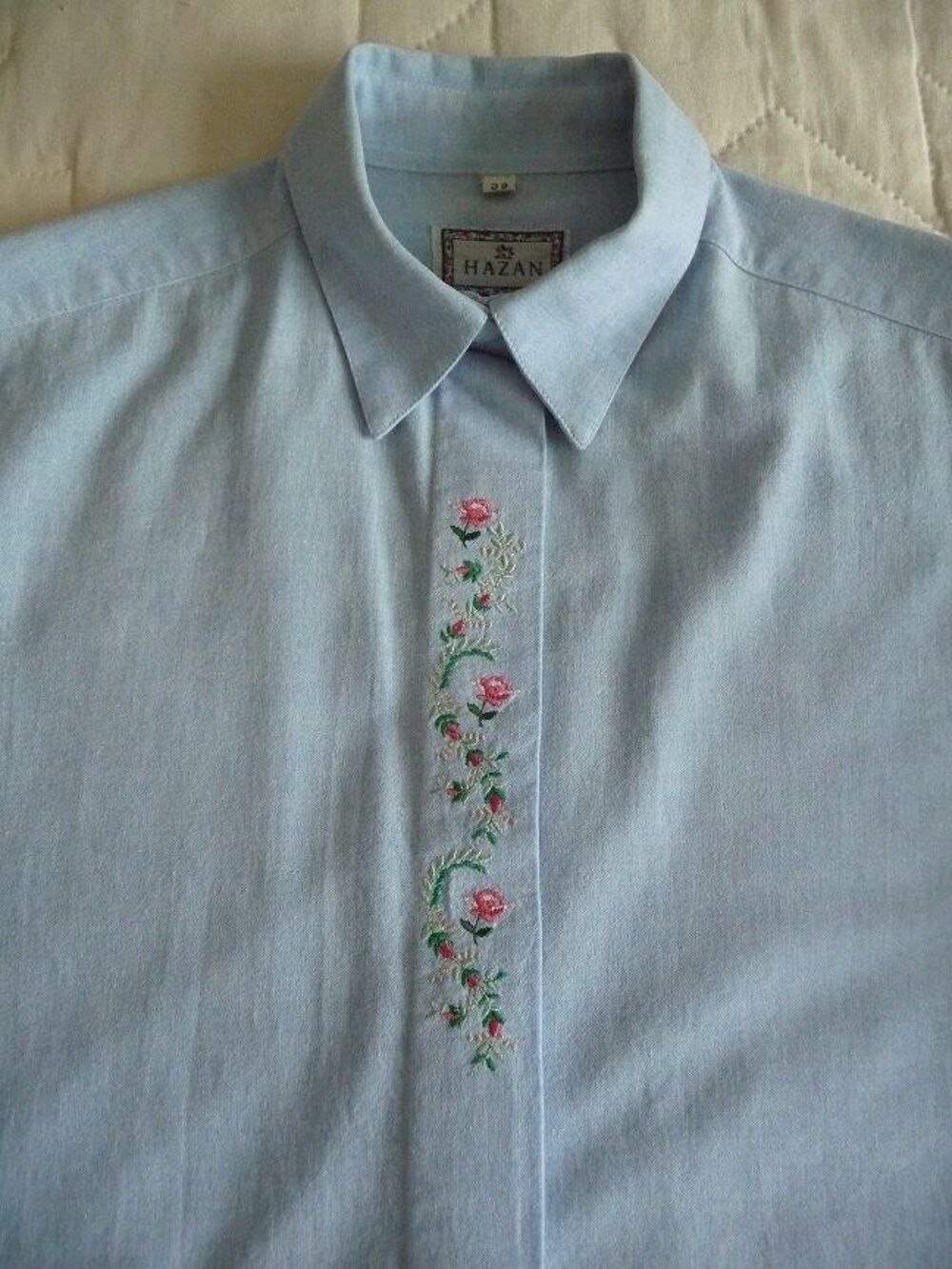 Chemisier bleu ciel brod&eacute; roses T.38 marque HAZAN Vêtements