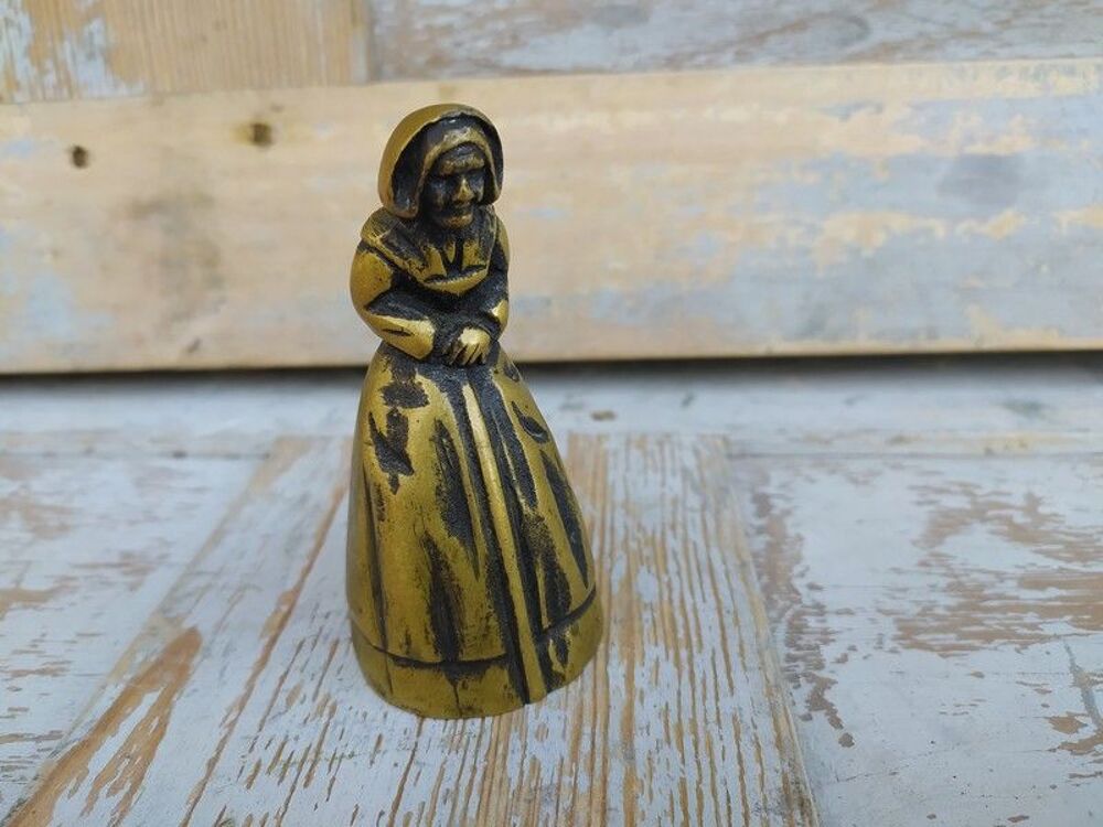 Ancienne Cloche de Table Bronze Femme &Acirc;g&eacute;e XIX&egrave;me 
Décoration