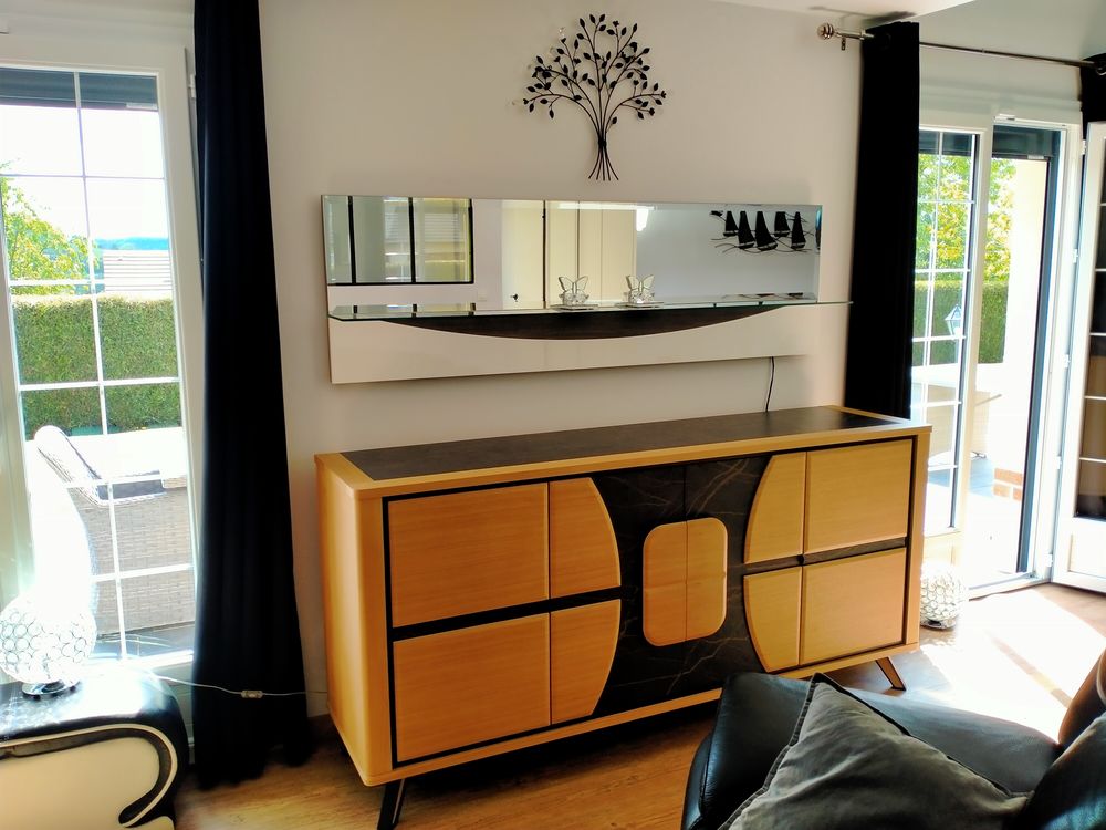 Tr&egrave;s beau miroir mural moderne avec &eacute;tag&egrave;re en verre tremp&eacute; Décoration
