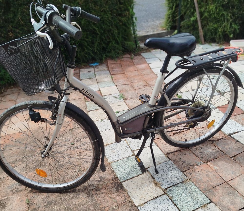 velo femme decatlhon ,7 vitesses ,couleur noire,b.twin Vélos
