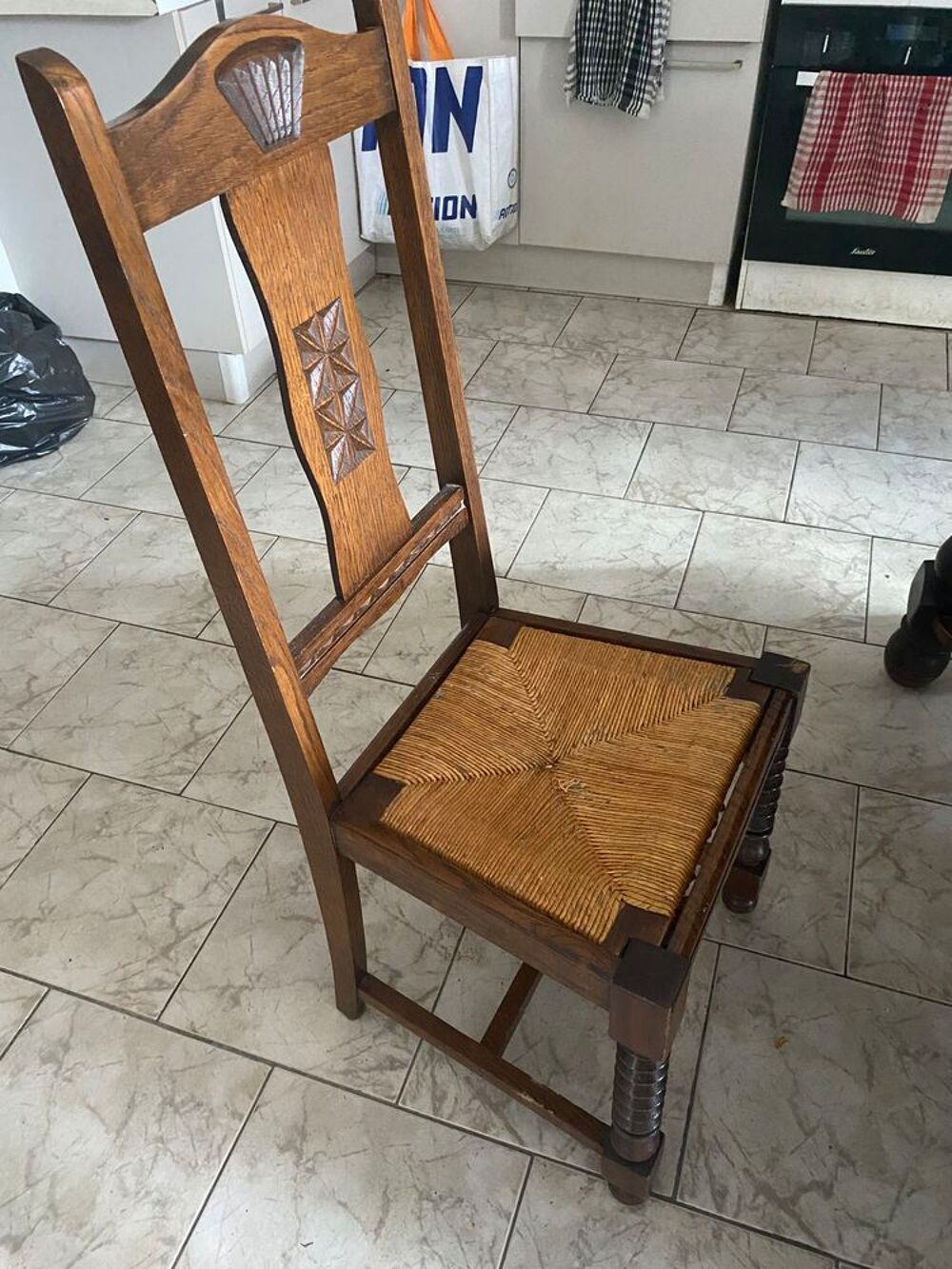des meubles anciens en ch&ecirc;ne et une grande armoire. Meubles