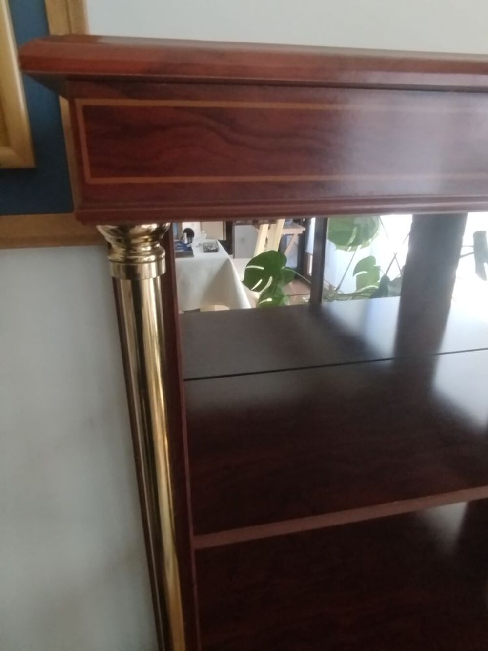 Vitrine en bois vitr&eacute;e avec fond miroir - style classique Meubles