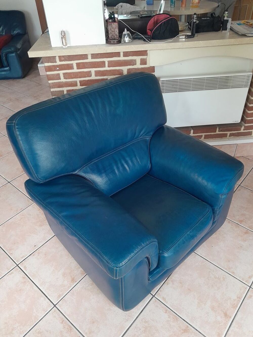 2 fauteuils cuir bleu tr&eacute;s bon &eacute;tat Meubles