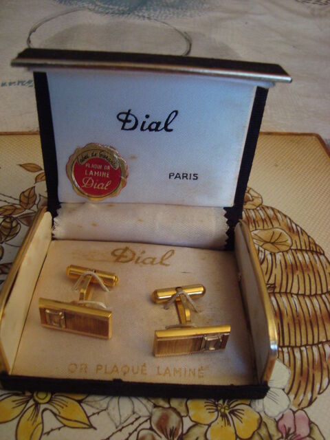 Boutons de manchettes en plaqu� or lamin� 12 Villev�que (49)